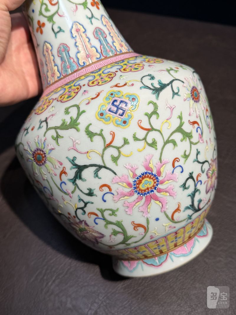 清乾隆 洋彩缠枝花卉纹瓶 - 图12